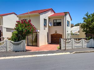 3 Bed Apartment in Gordons Bay Central