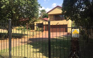 4 Bedroom House in Elarduspark