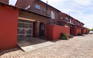 5 Bedroom Townhouse in Elspark