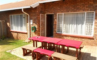 2 Bedroom Simplex in Pierre van Ryneveld