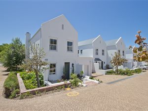 2 Bed House in Zwaanswyk