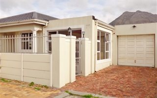 3 Bedroom House in Muizenberg