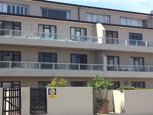 3 Bedroom Apartment in Bloubergrant