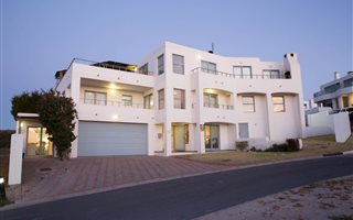 6 Bedroom House in Paradise Beach