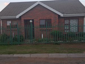 2 Bed Townhouse in Laurie Dashwood Park
