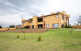 6 Bedroom House in Rietvlei View