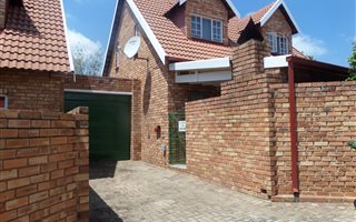 3 Bedroom Duplex in Bromhof