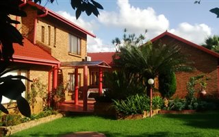 6 Bedroom House in Akasia