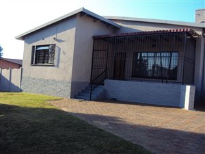 3 Bed House in Roodepoort West