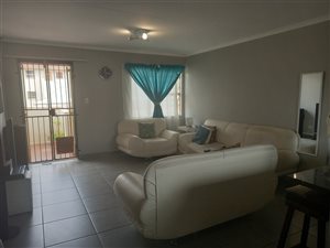 3 Bed Apartment in Die Hoewes