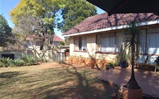 2 Bedroom Garden Cottage in Windsor West