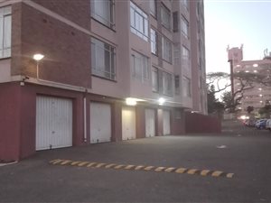 2 Bed Flat in Montclair