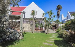 6 Bedroom House in Jacobs Bay