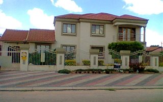 5 Bedroom House in Flora Park