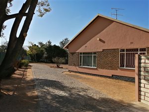 3 Bed House in Helikon Park