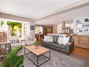 4 Bed House in Devonvale Golf & Wine Estate