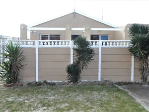 3 Bed House in Pelikan Park