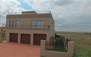 5 Bedroom House in Bronkhorstbaai