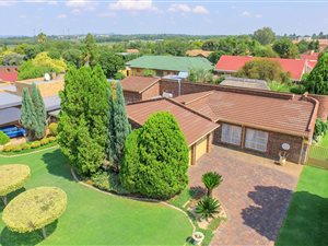 3 Bedroom House in Van Der Hoff Park