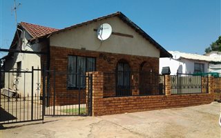 2 Bedroom House in Chiawelo