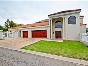 5 Bed House in Thornhill Estate