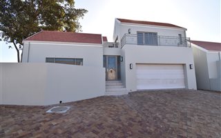 4 Bedroom House in Ruitershoogte