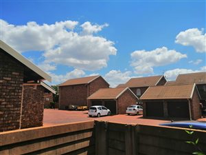 3 Bed Townhouse in Doornpoort and surrounds