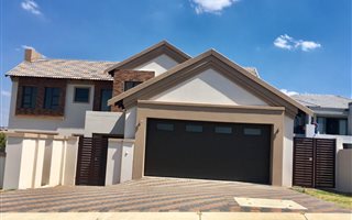 3 Bedroom House in Blue Valley Golf Estate