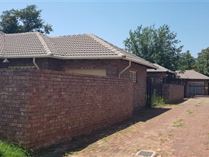 9 Bed House in Riamarpark