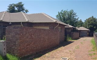 9 Bedroom House in Riamarpark