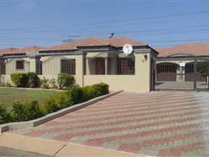 4 Bedroom House in Kwaggasrand