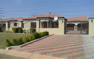 4 Bedroom House in Kwaggasrand