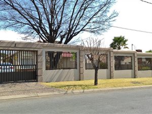4 Bed House in Robertsham