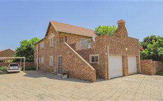 3 Bedroom Apartment in Rietvalleirand