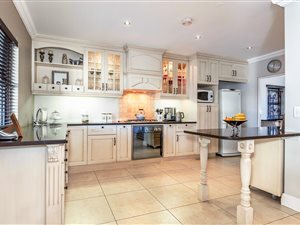 4 Bed House in Van Riebeeckshof