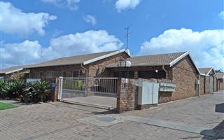 2 Bedroom Townhouse in Krugersdorp North