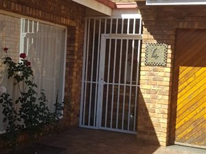 2 Bed Townhouse in Vanderbijlpark CE2