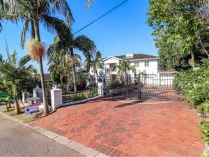 6 Bed House in Burlington Heights