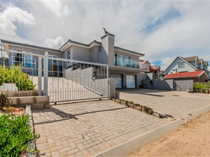 5 Bed House in Dana Bay