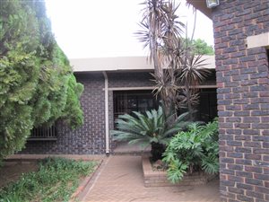 4 Bed House in Flora Gardens