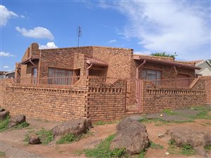 4 Bed House in Etwatwa