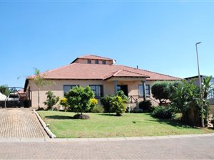 6 Bed House in Pinehaven