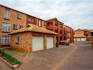 2 Bed Apartment in Die Hoewes