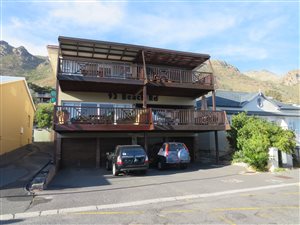 2 Bed Apartment in Gordons Bay Central
