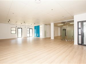 165 m² Commercial space in Shere