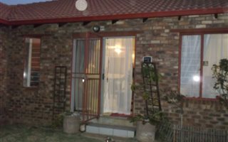2 Bedroom Townhouse in Rooihuiskraal North