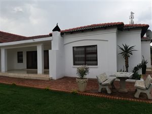 4 Bed House in Lindequesdrif