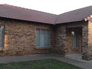 3 Bed Simplex in Theresa Park