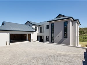 4 Bedroom House in Kraaibosch