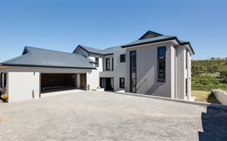 4 Bedroom House in Kraaibosch